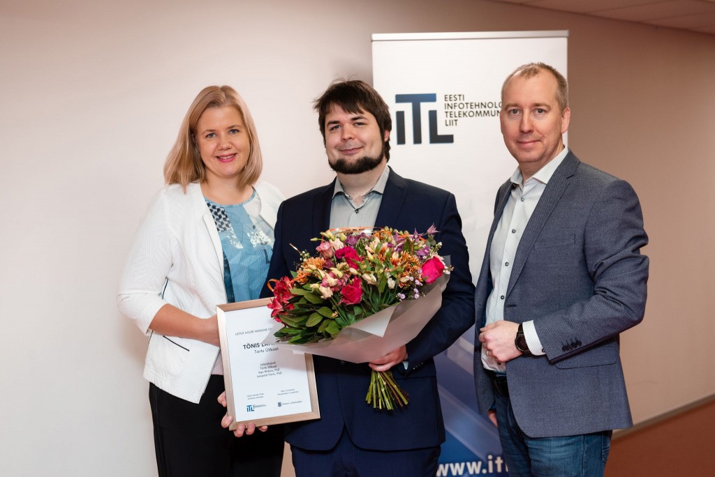 Veebifail Fotol ITL-i tegevjuht Doris Põld, stipendiaat Tõnis Laasfeld ja  ITL-i juhatuse liige Ivo Lasn_0.jpg